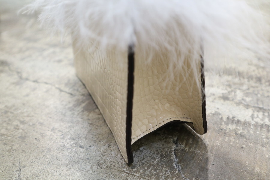 the virgins/ヴァージンズ】よりミニハンドフェザーヴァニティーバッグ