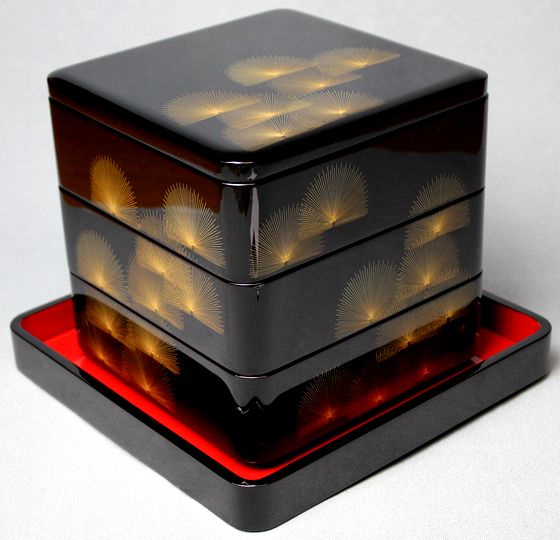 三段重箱 寿松沈金（平台付） 429,000円（税込） | 輪島塗の塗師屋