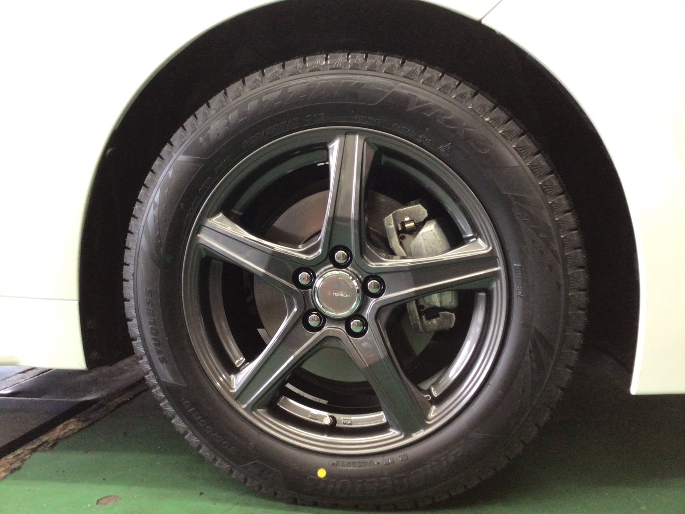 スタッドレスタイヤホイールセット交換作業（ブリヂストン ブリザック