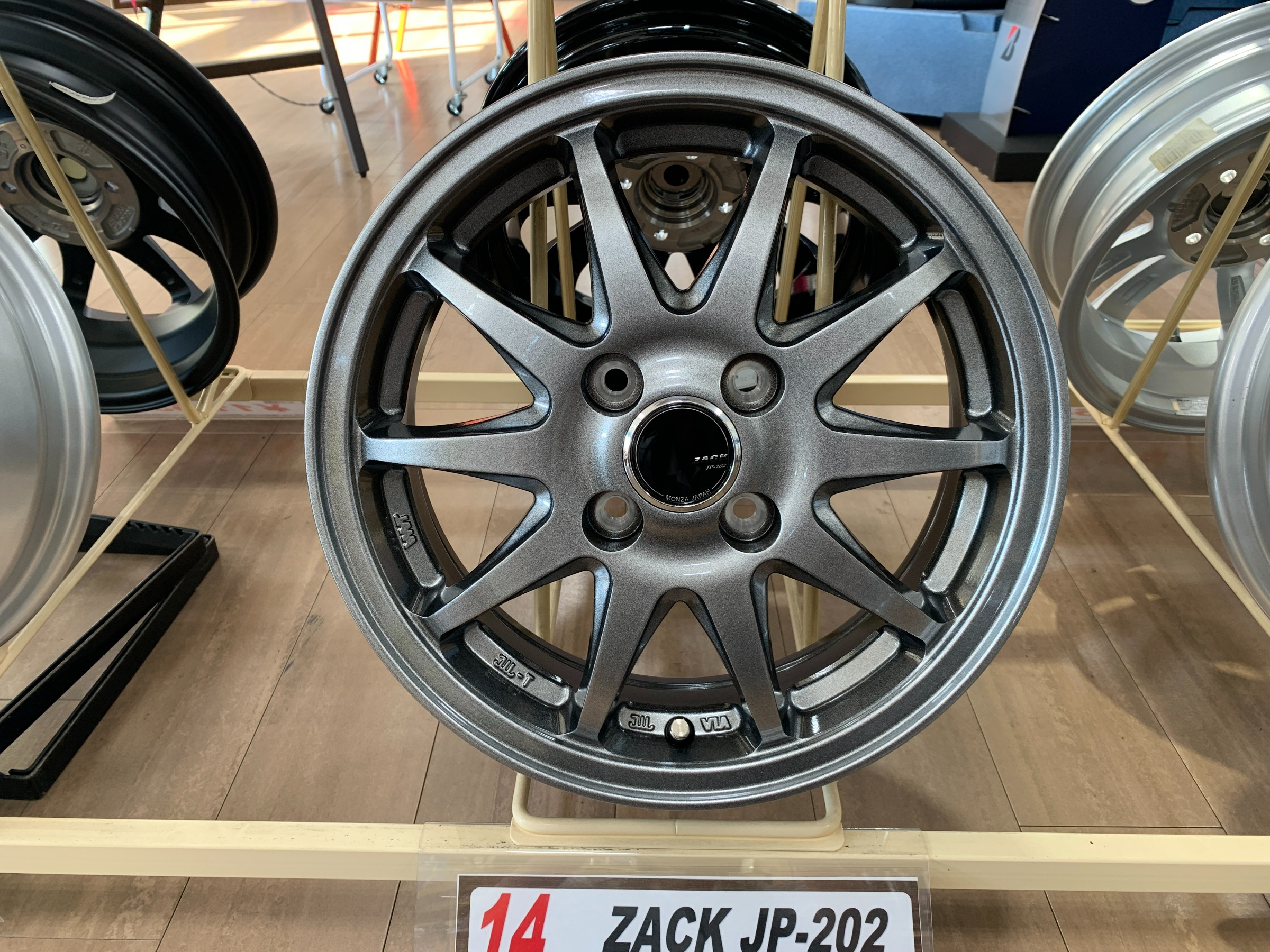 純正アルミ⇒社外アルミへホイールのみ交換！ トヨタ ルーミー | 店舗