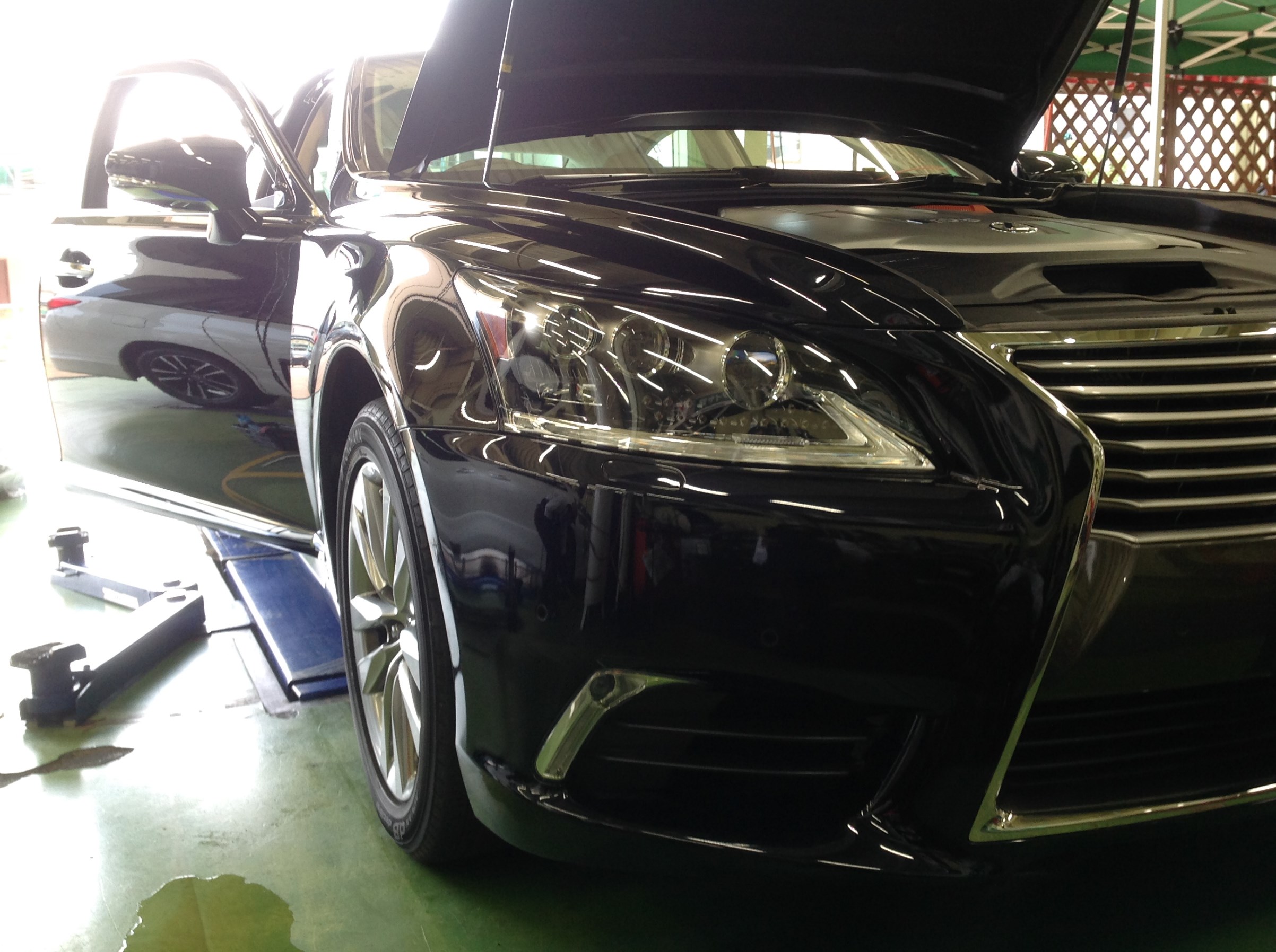 レクサスLS600h(UVF45型)エアサスコントローラー取付。 | 店舗お