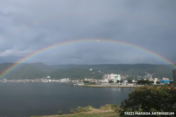 諏訪湖に虹がかかりました。 | 【公式】諏訪市原田泰治美術館