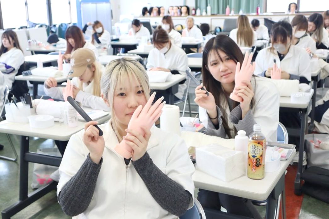 💅🏻美容科1年生ネイル実習✨ | タカヤマアドバンスビューティー専門学校