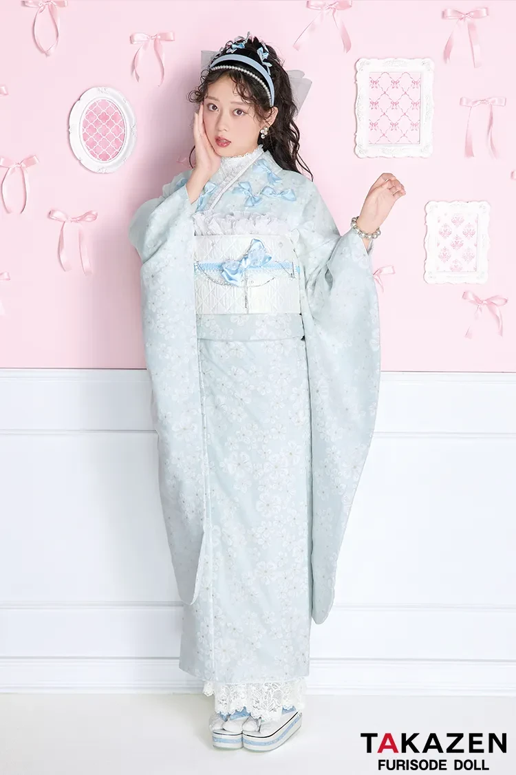 水色の振袖｜成⼈式の振袖レンタルならTAKAZEN、世界⼀かわいいハタチ