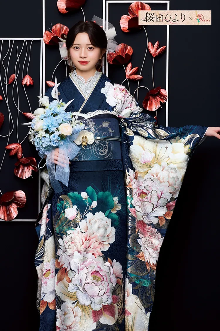 紺色の振袖｜成⼈式の振袖レンタルならTAKAZEN、世界⼀かわいいハタチ