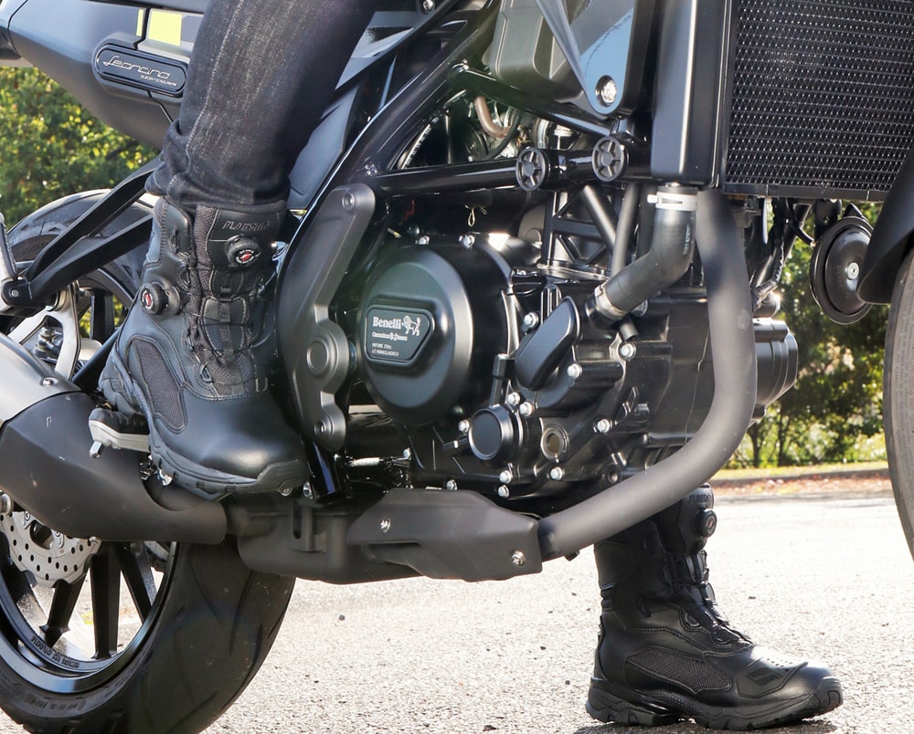 フラッグシップの新型ライディングブーツを実装チェック - バイク