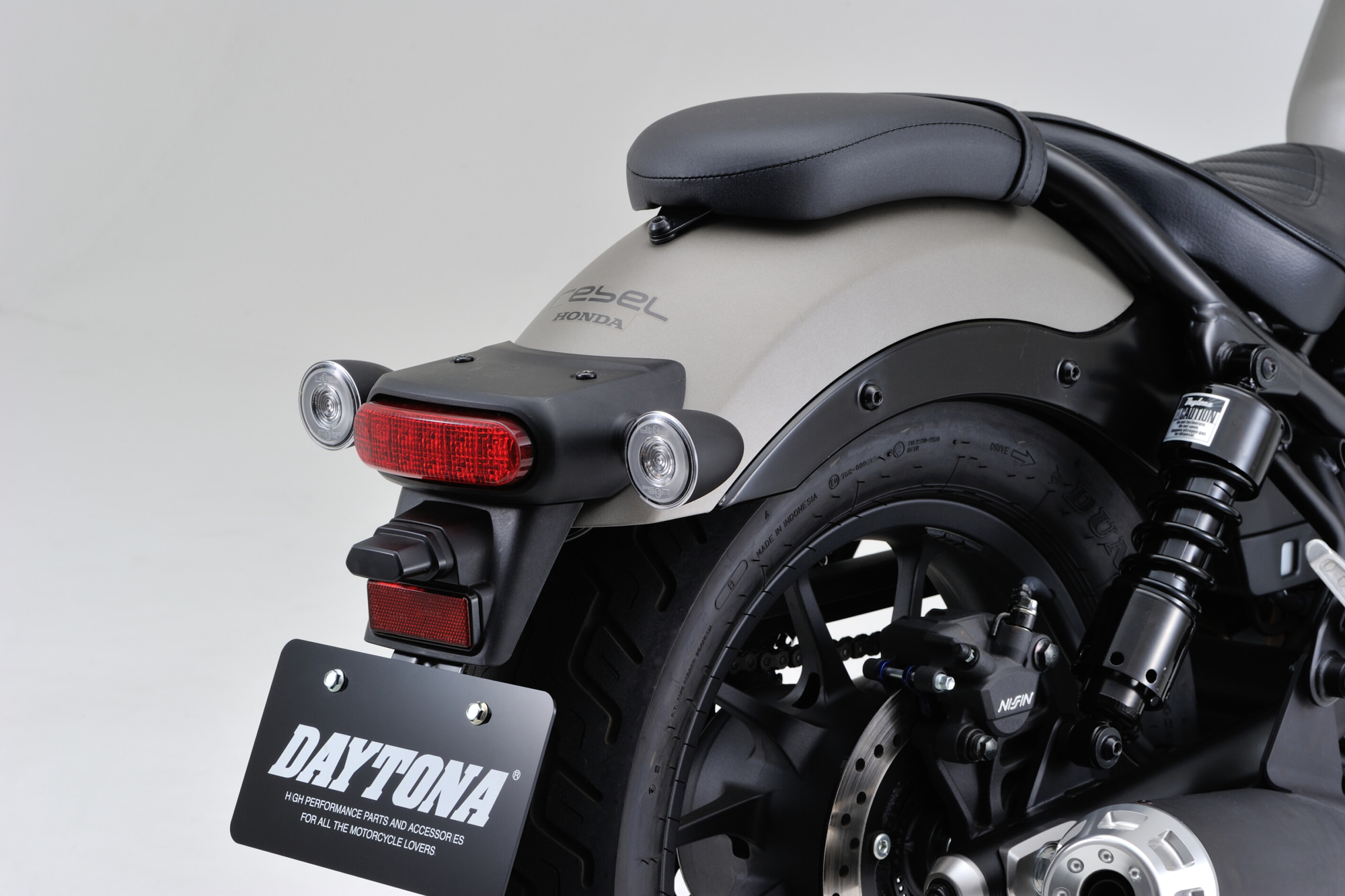 ホンダ・レブル250／500 （'20〜'21）の後ろ姿をスタイリッシュに