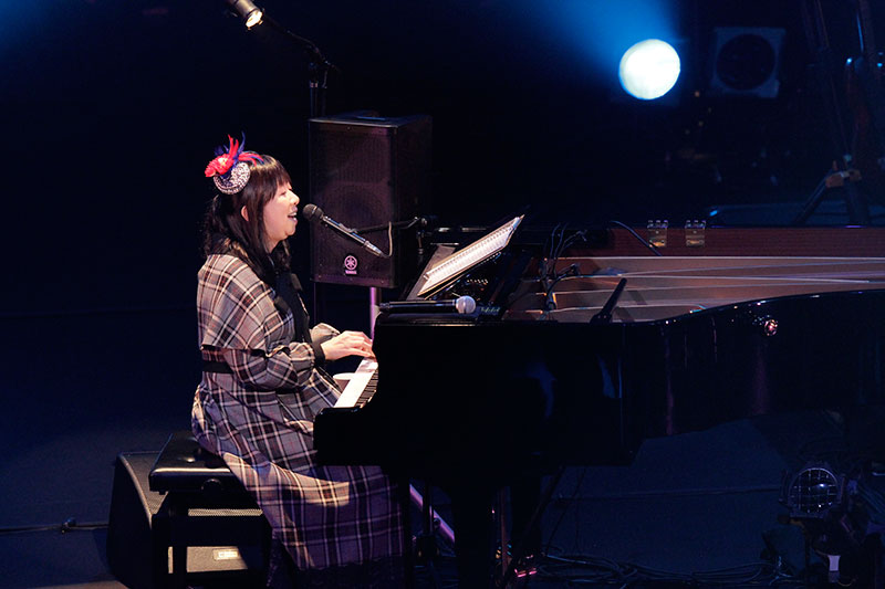 谷山浩子コンサート～デビュー40周年大感謝祭～」ライブレポート 11月