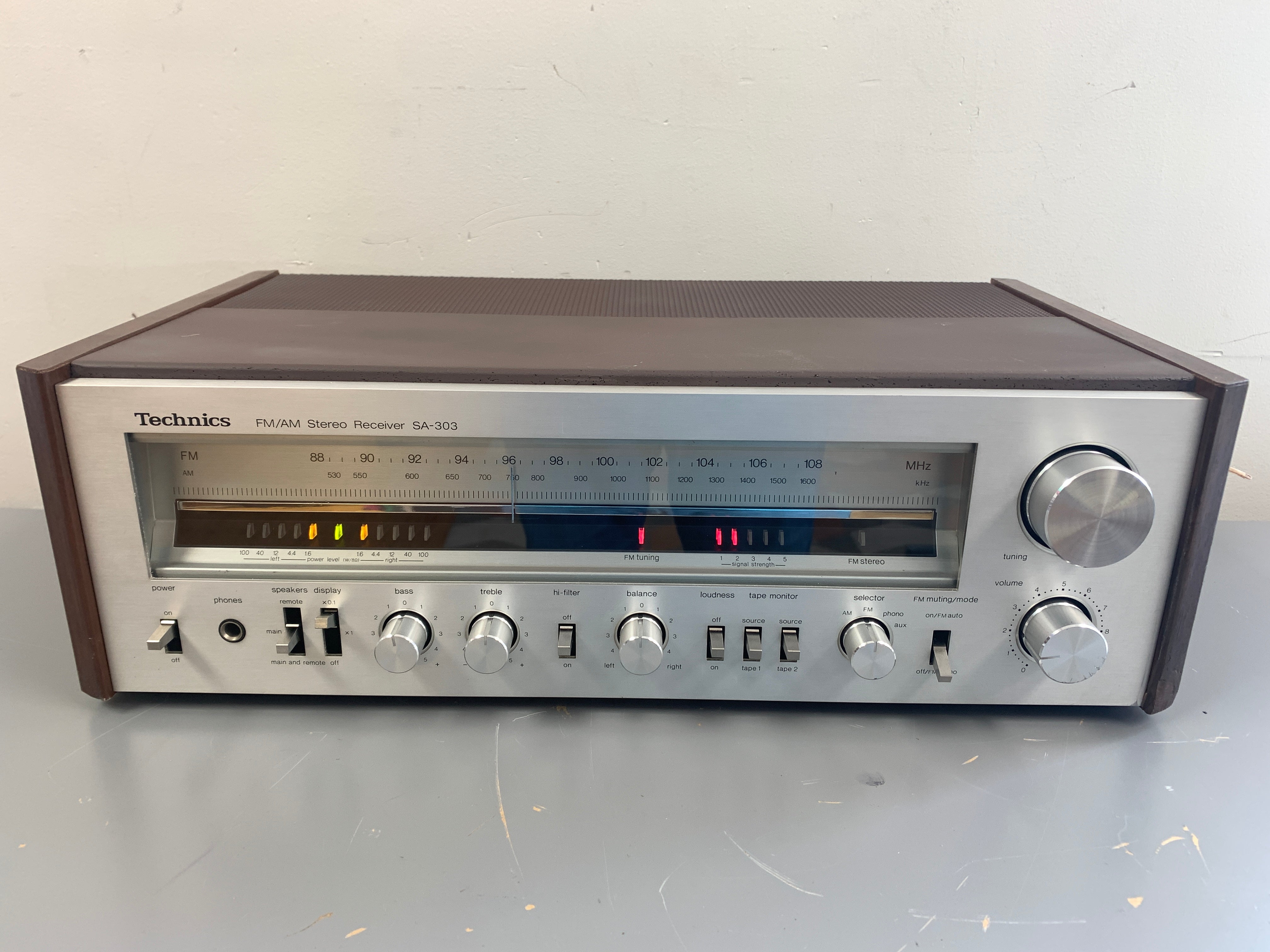 Technics SA-303 Stereo receiver * 1979 * 40W RMS – The Turntable Store