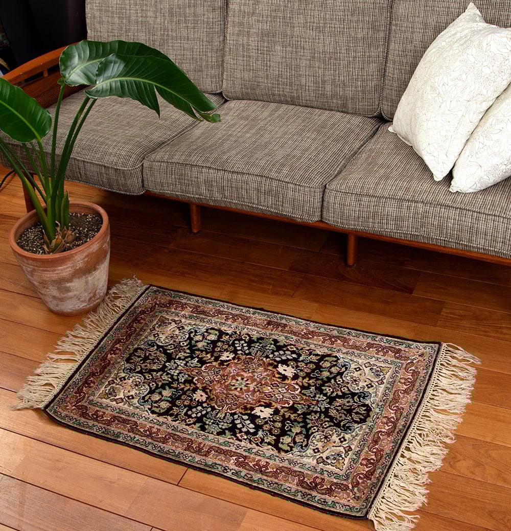 ナシールさんの手織りシルク絨毯 シュリーナガル カシミール