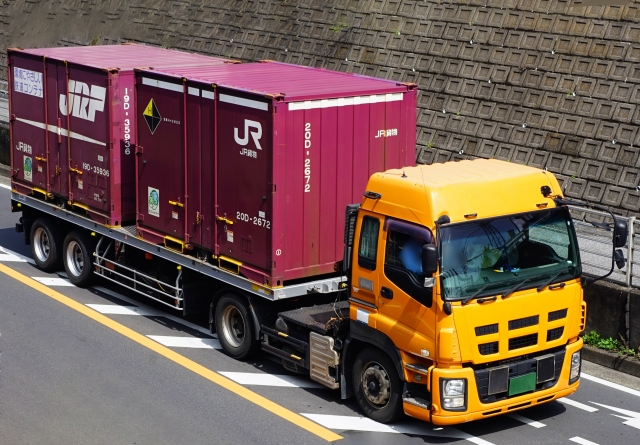 コンテナ専用トラックとは？トラックの種類・必要な資格を解説 - TRUCK BIZ