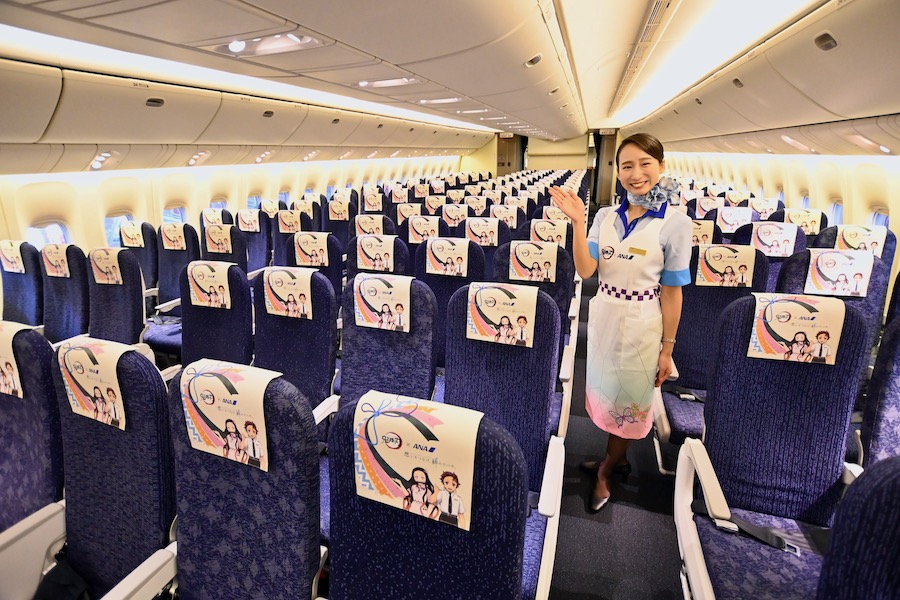 ドア横に声優のサインも ANA「鬼滅の刃じぇっと」3号機【フォト