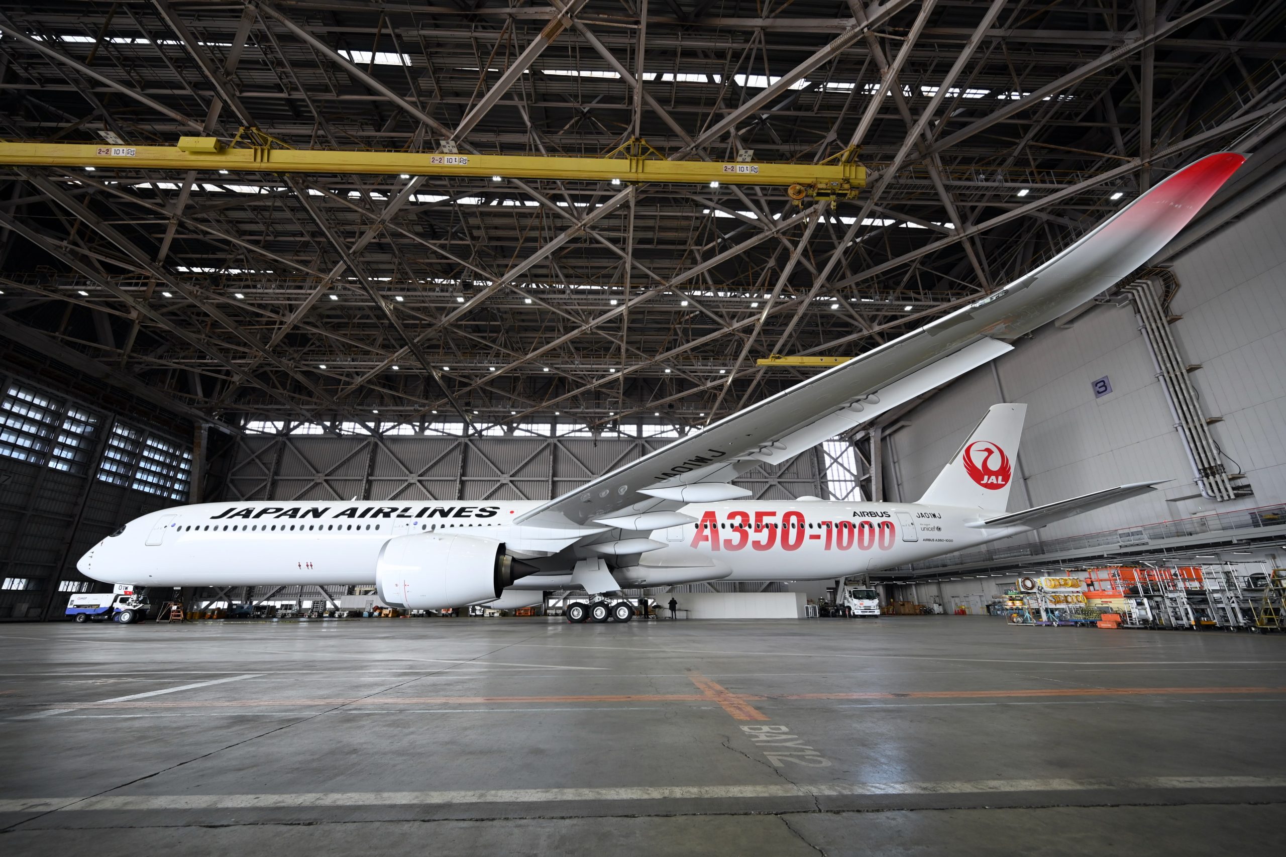JAL、赤いロゴ描いたエアバスA350-1000初公開 「挑戦のレッド」彷彿、1