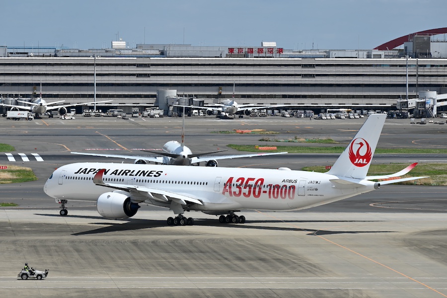 JAL、羽田〜ダラス線にA350-1000投入開始 赤いロゴの2機が羽田で共演