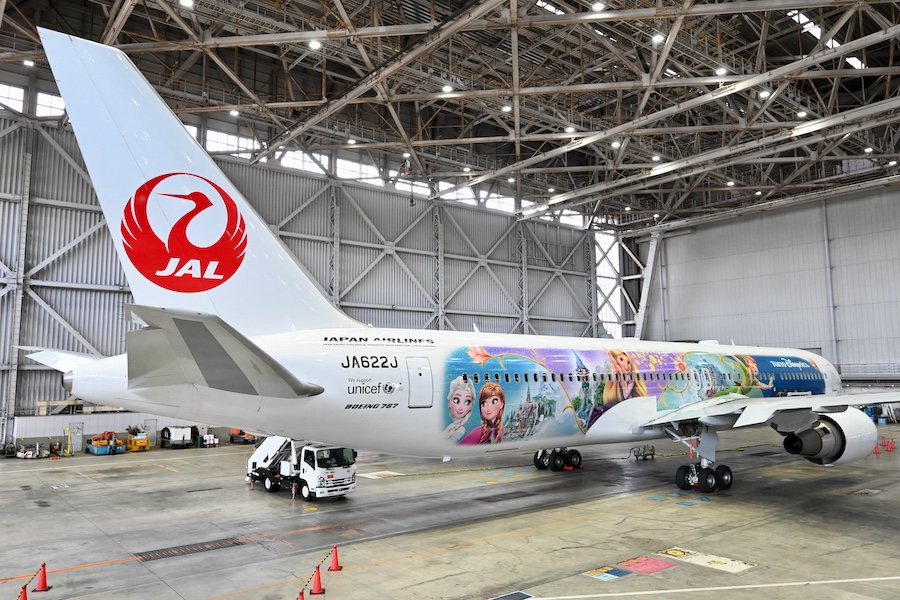 JAL、東京ディズニーシー新エリアの767特別機「Fantastic Journey