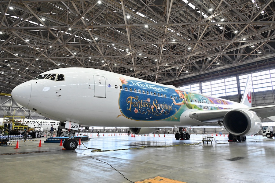 JAL、東京ディズニーシー新エリアの767特別機「Fantastic Journey