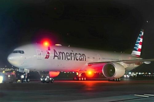 アメリカン航空、B777-300ER型機の初便運航－尾翼照明復活へ | 観光