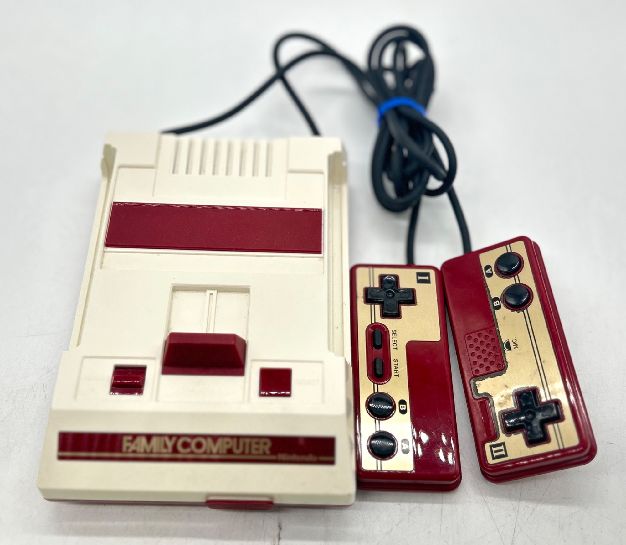 懐かしのレトロゲーム機】ファミコン クラシックミニのご紹介です
