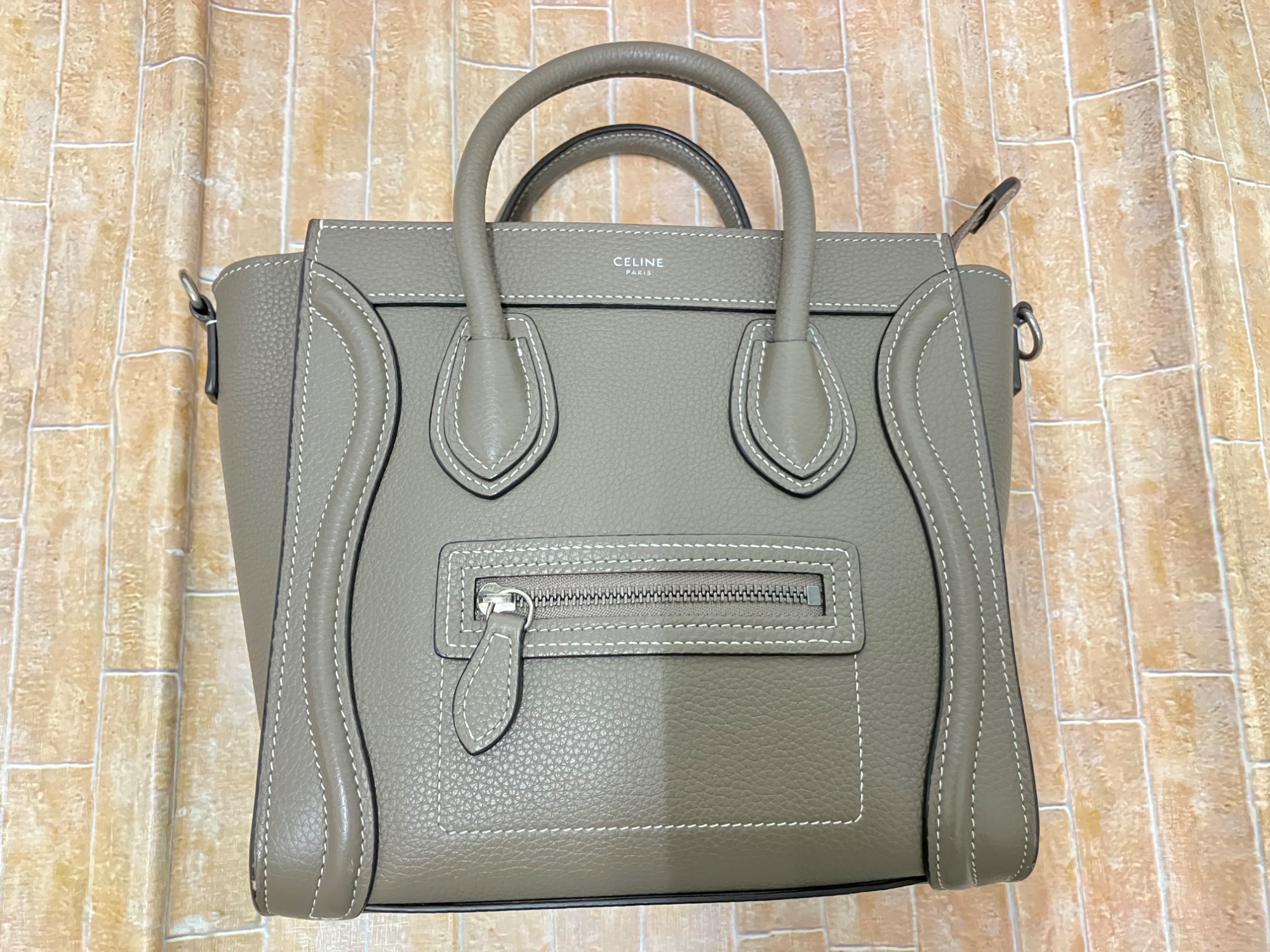 洗練されたデザインが目をひく【CELINE】ショルダーバッグを入荷いたし