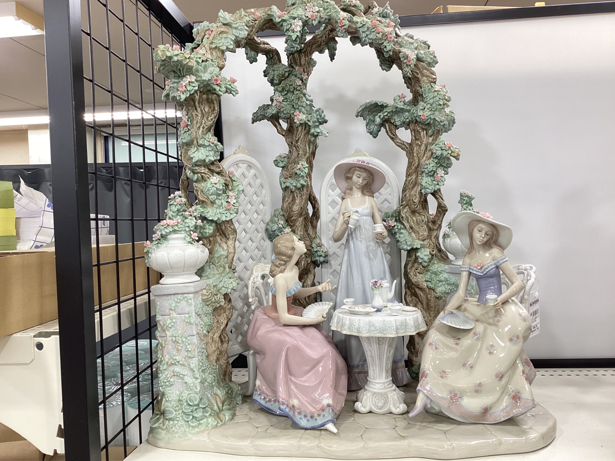 LLADRO（リヤドロ）のフィギュリンテラスでお茶ををご紹介致します