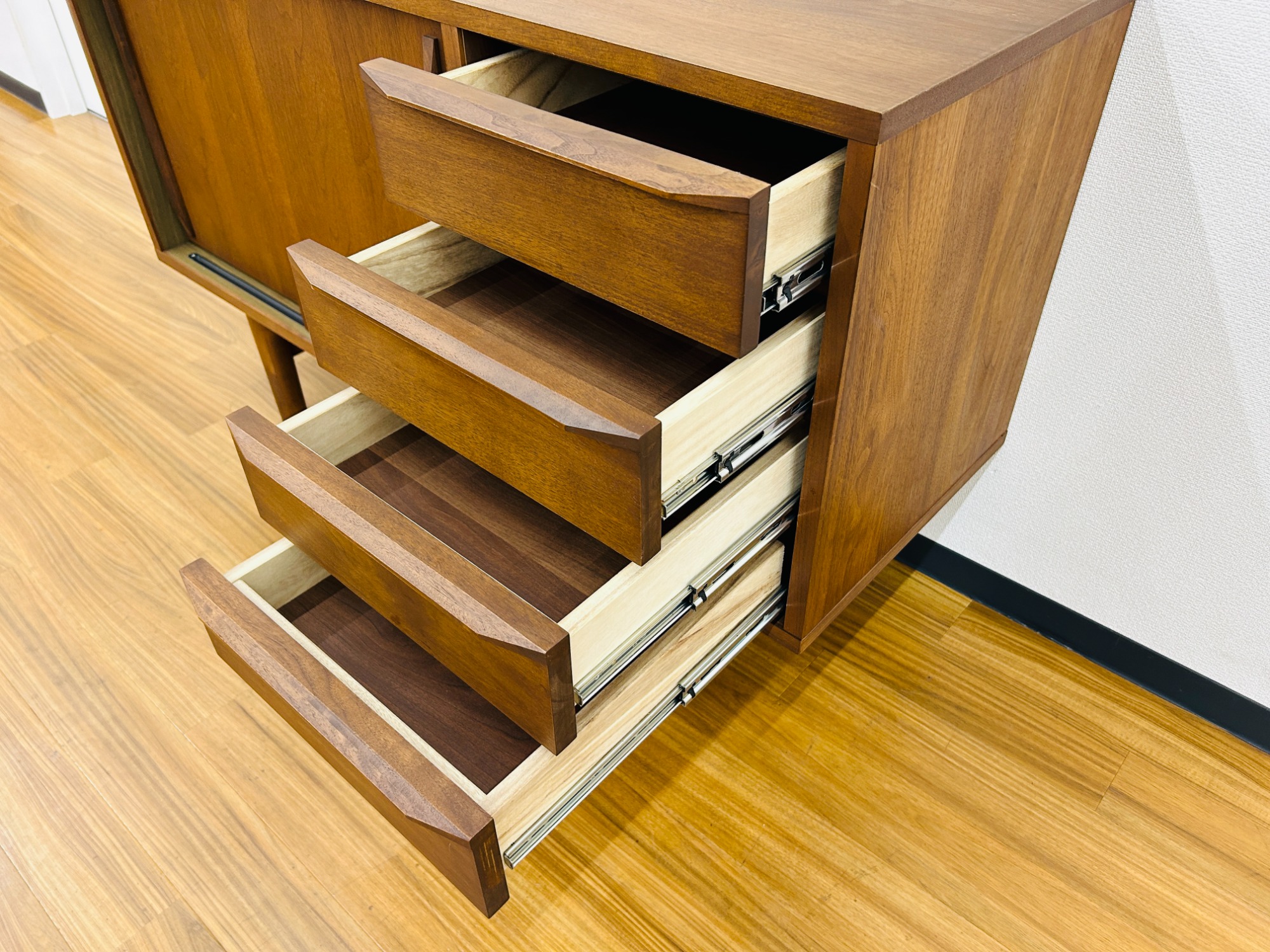 unico/ウニコ】北欧デザインの廃盤品キャビネット、ノルド入荷いたし