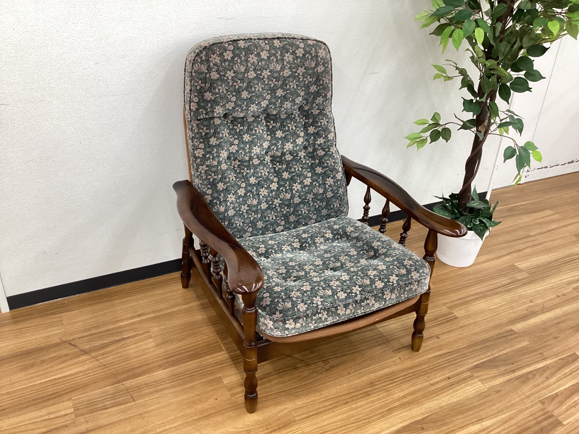 karimoku（カリモク）】オットマン付きのレバー操作不要の楽々