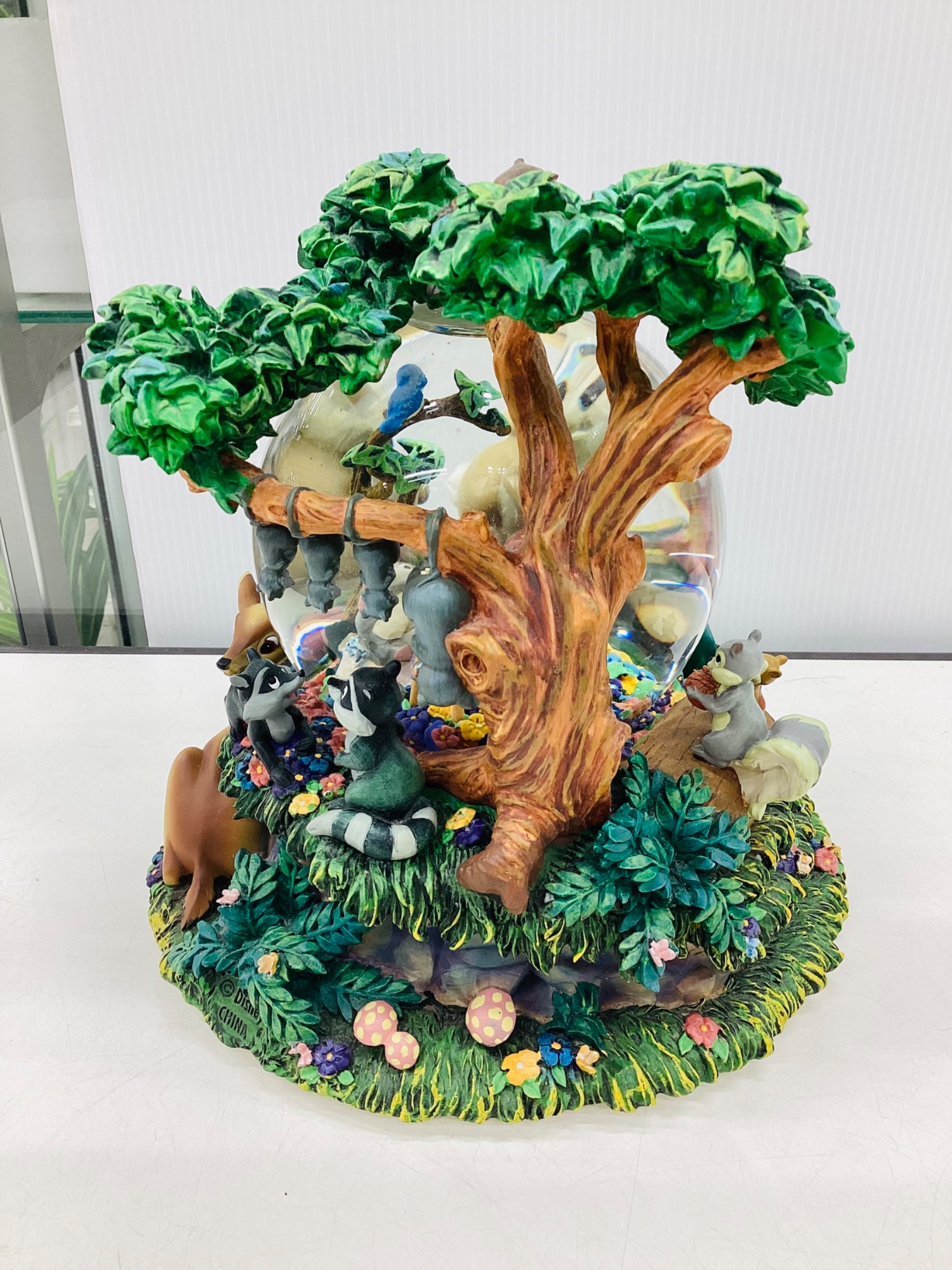 Disney/ディズニー バンビとフラワーの出会いを再現したスノードーム型