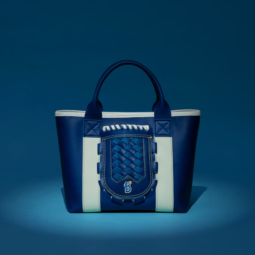 横浜ブルーを、日常に。軽やかに持ち歩く、特別なグローブバッグ – 革