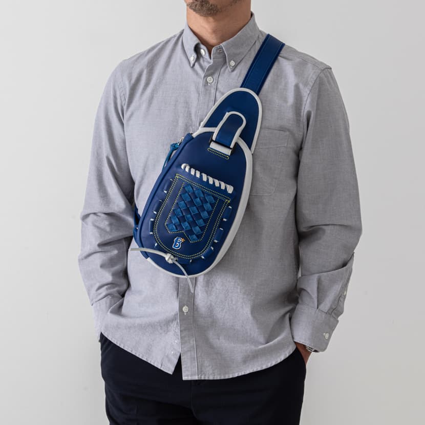 横浜ブルーを、日常に。軽やかに持ち歩く、特別なグローブバッグ – 革