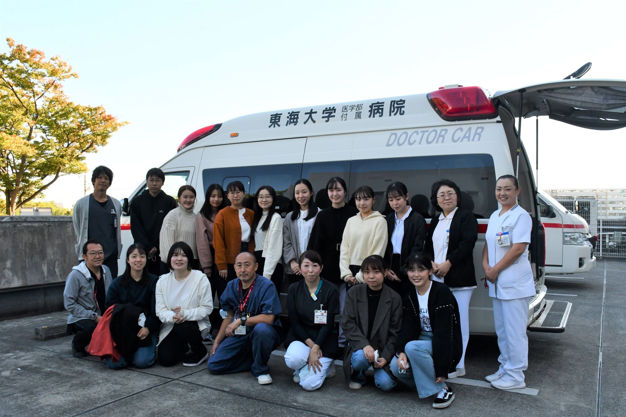 医学部医学科と看護学科が付属病院と連携し、モデル人形を使った