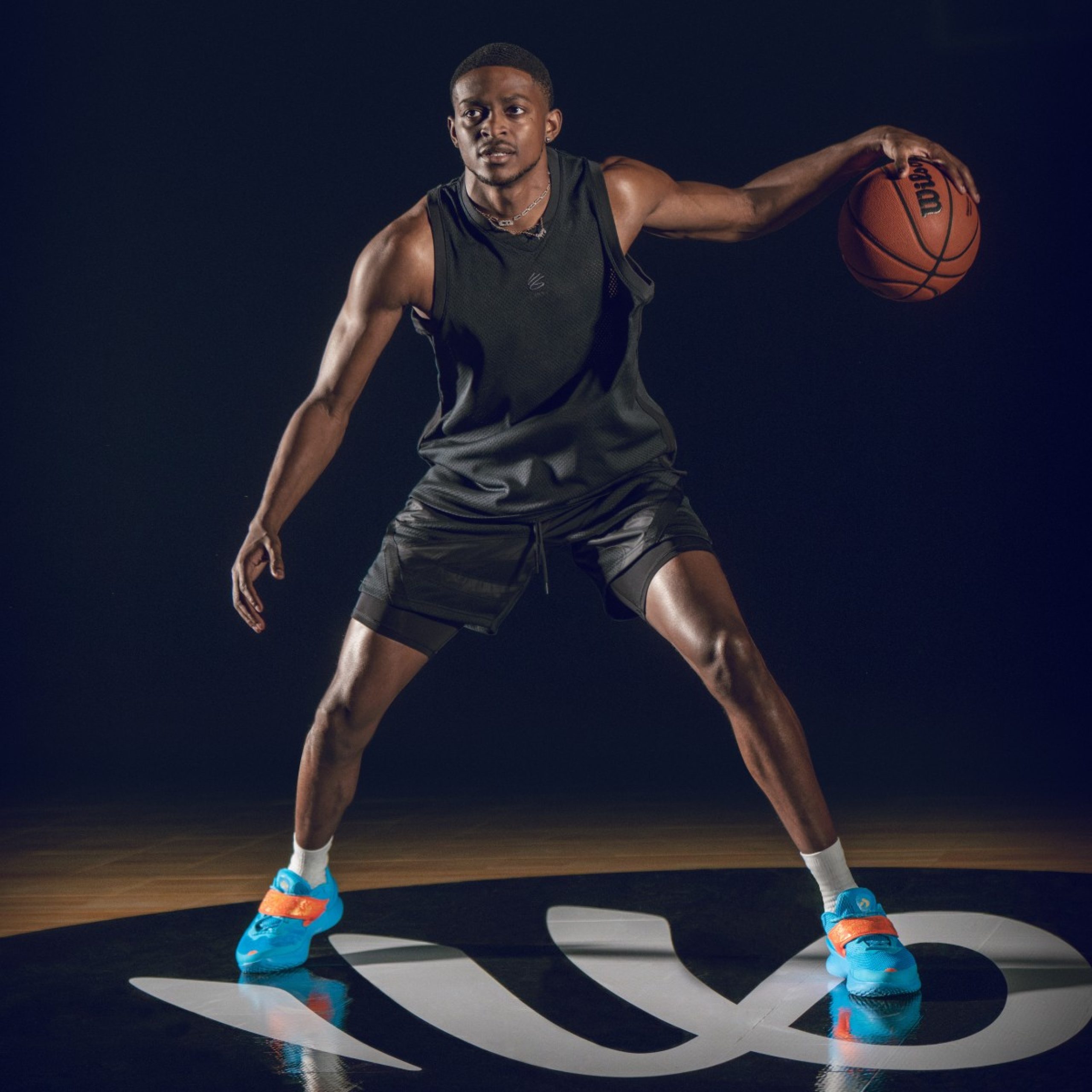 カリーブランドから圧倒的なスピードを誇る『CURRY FOX 1』発売｜UA