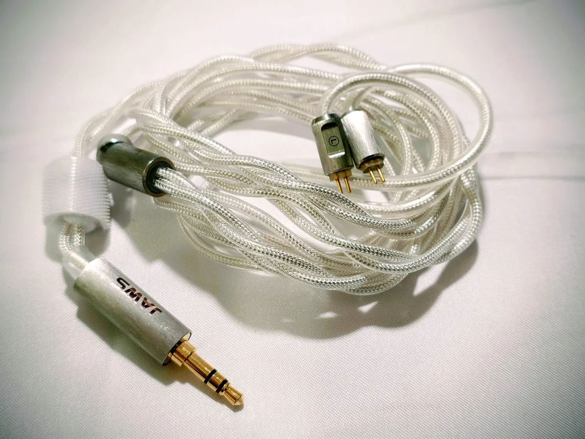 レビュー】TRN JAWS – 理感と明瞭さで聴かせる、寒色系なハイブリッド