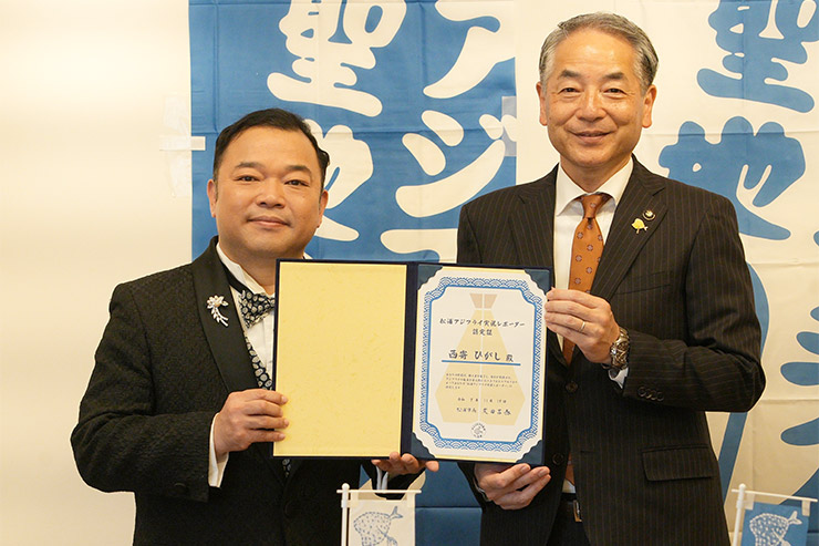 今世紀最後の歌謡ショー司会者”西寄ひがし、長崎県松浦市「松浦