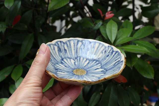 岐阜県土岐市の加藤芳平（松泉窯）の牡丹花5寸浅鉢 青 うつわ家膳