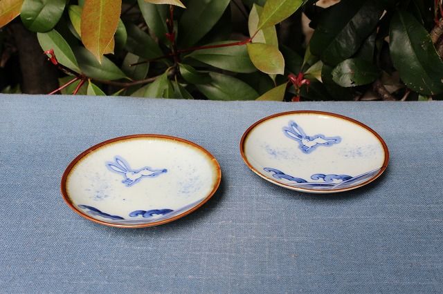 長崎県伊万里市で作陶されている寛右エ門窯作の染付うさぎ小皿 うつわ