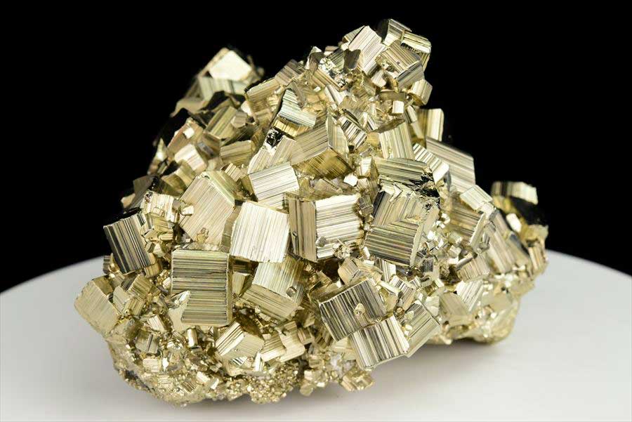 取扱量・品質は業界トップクラス｜パイライト（黄鉄鉱）クラスター原石