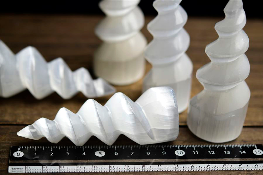 セレナイト スパイラルタワー キャッツアイセレナイト｜透石膏｜モロッコ産