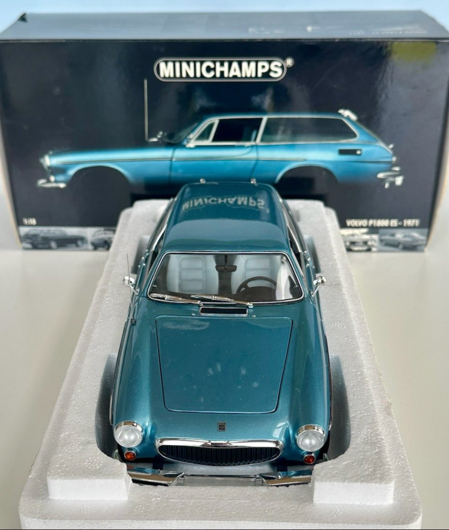 Volvo 1800 ES Blue - Minichamps 1:18 - Volvodrive Collection