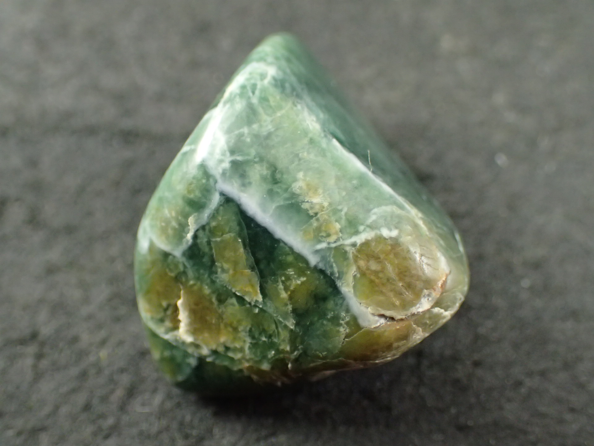 最高品質ダークグリーン糸魚川翡翠(Itoigawa Jade) 新潟県糸魚川市産