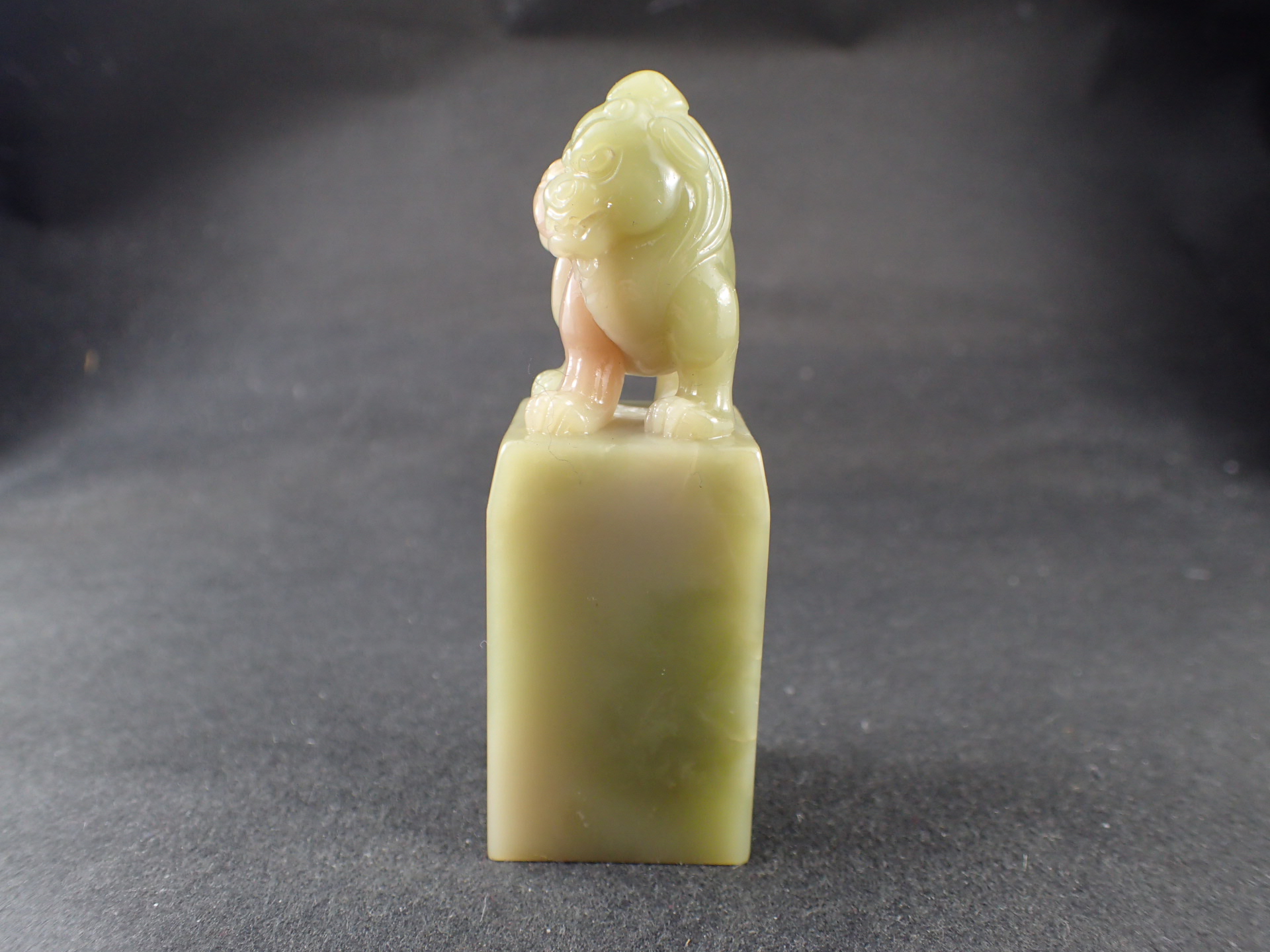 最高品質寿山石（高山石同尾緑)（吉祥善）彫刻品 马 铭生 氏 作 中国