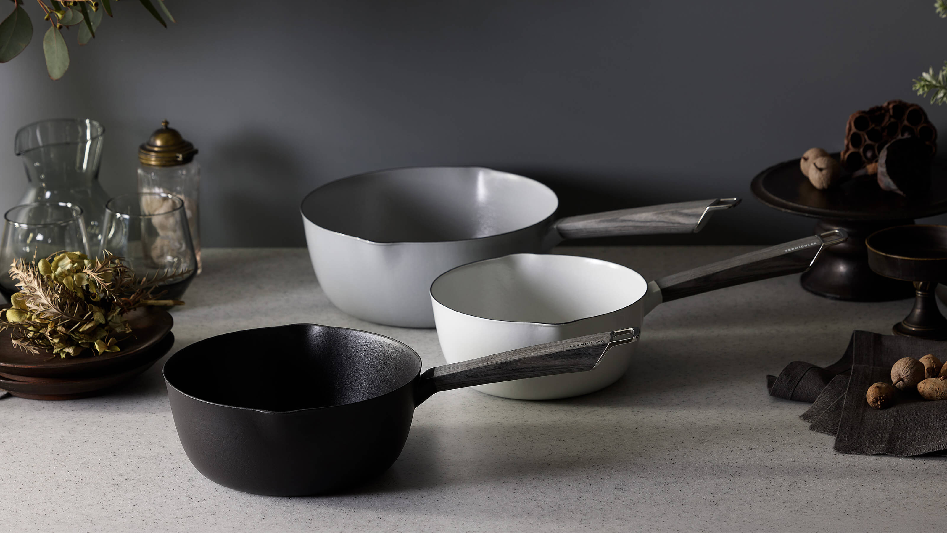 素材を焼き、煮炊きを極める。鋳物ホーロー製の雪平鍋 バーミキュラ