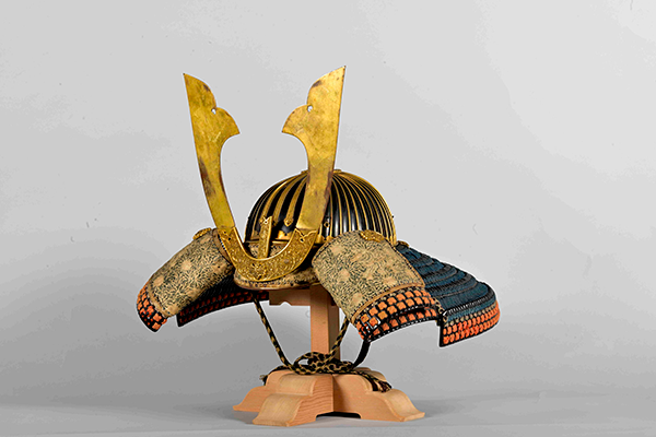 春日大社特別展「究極の国宝 大鎧展」に縹絲威筋兜（国指定重要文化財