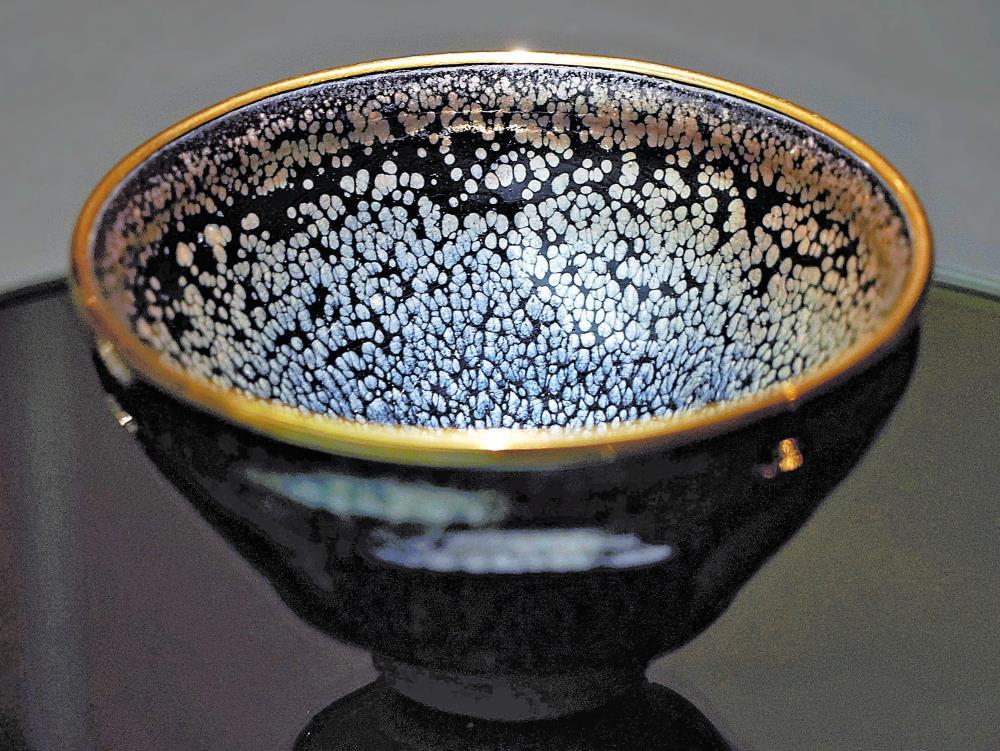 国宝「曜変天目茶碗」輝きの秘密 最新科学で真相に迫る : 読売新聞