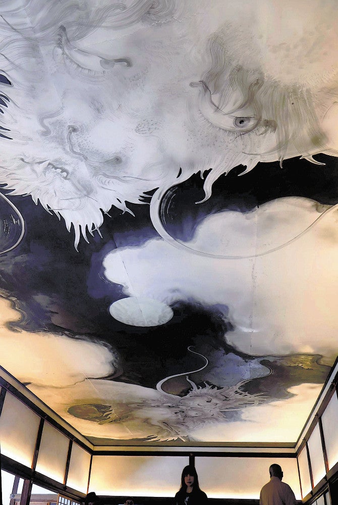 見上げれば「白龍図」本堂に天井画お目みえ…建仁寺塔頭・西来院：地域