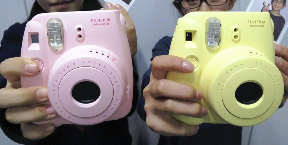 アナログ感で人気再燃「チェキ」1億台突破、売上の9割海外…携帯普及