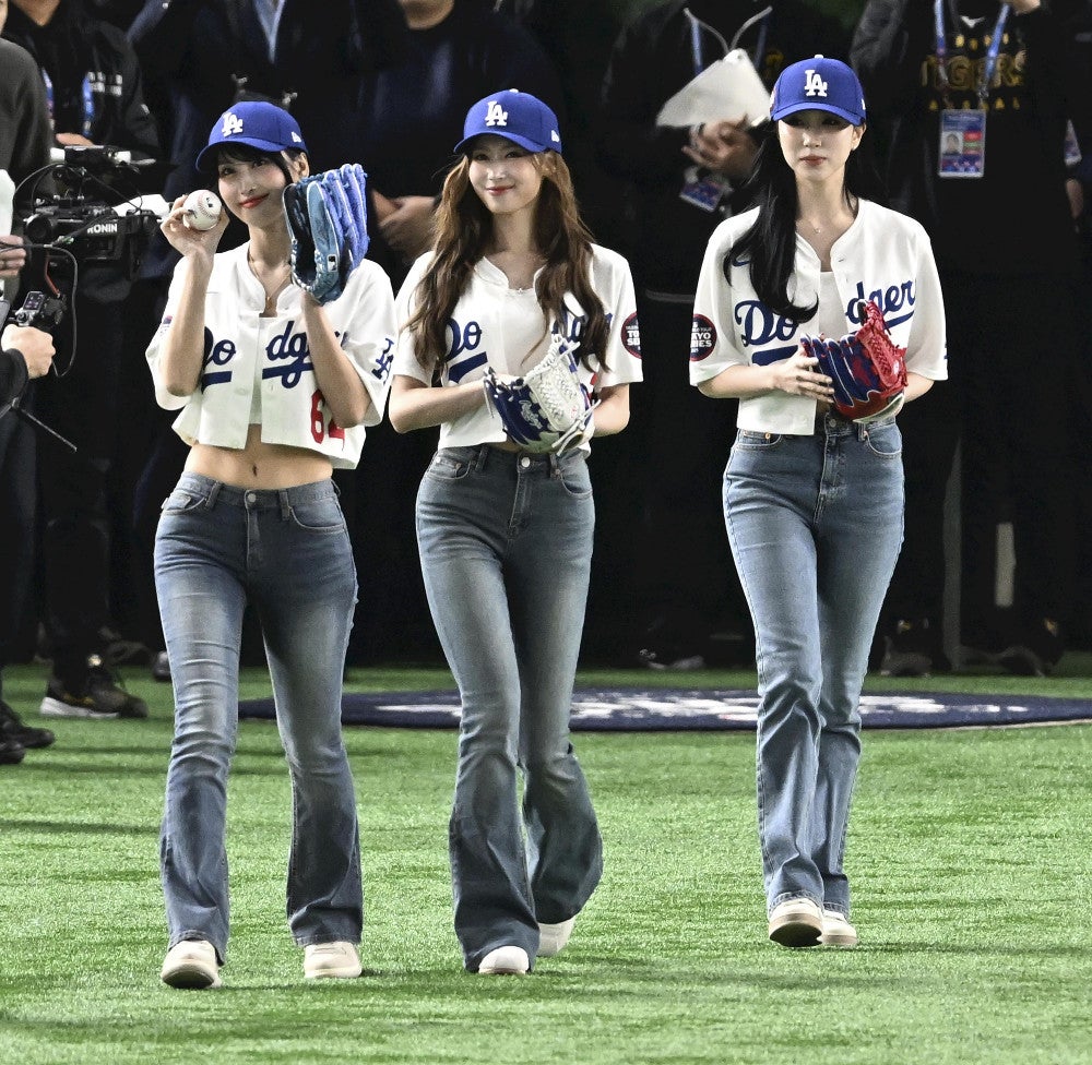 ドジャース―阪神、始球式は「MISAMO」…ユニホーム姿で投げ込み