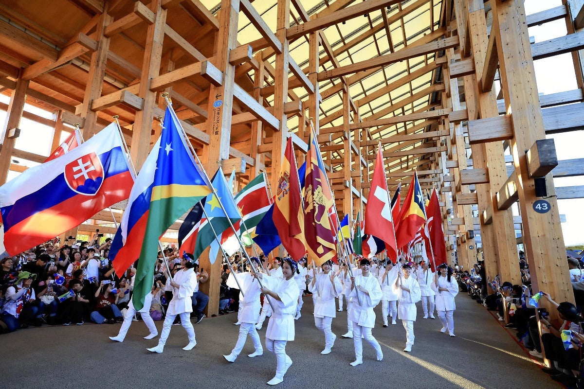 大阪万博:「お疲れさま」「半年間ありがとう」…万博最終日のフラッグ