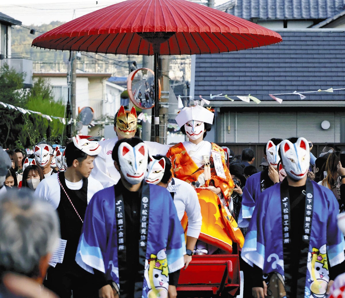 恒例の「きつねの嫁入り」行列、新郎新婦に「きれい」と歓声…好天の下