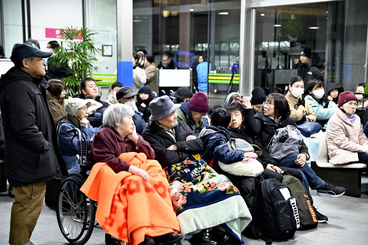 震度6強の八戸市、コンビニで揚げ物していた店員「油が跳びはねて手が