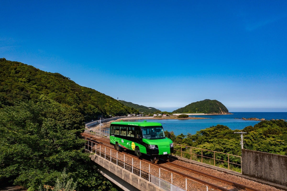 線路も道路も走れる次世代車両を体験 : 読売新聞